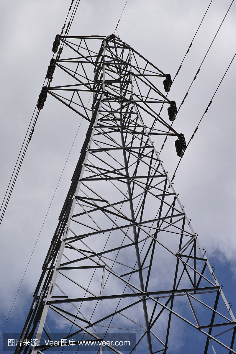 藍色背景的電線桿